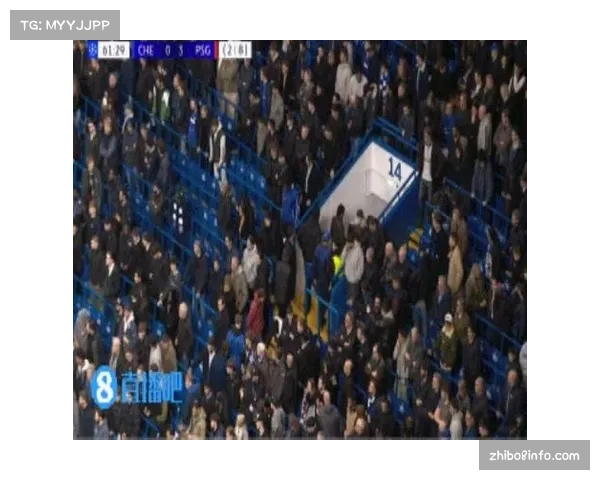 看台一角：里尔远征球迷在球队被绝平后的沉默与掌声